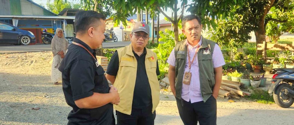 Ketua Bawaslu Kota Gorontalo Sukrin Saleh Taib (Tengah) bersama staf Sekretariat Bawaslu Kota Gorontalo saat melakukan pengawasan verifikasi faktual dokumen syarat dukungan bakal pasangan calon perseorangan pada Pilkada serentak 2024