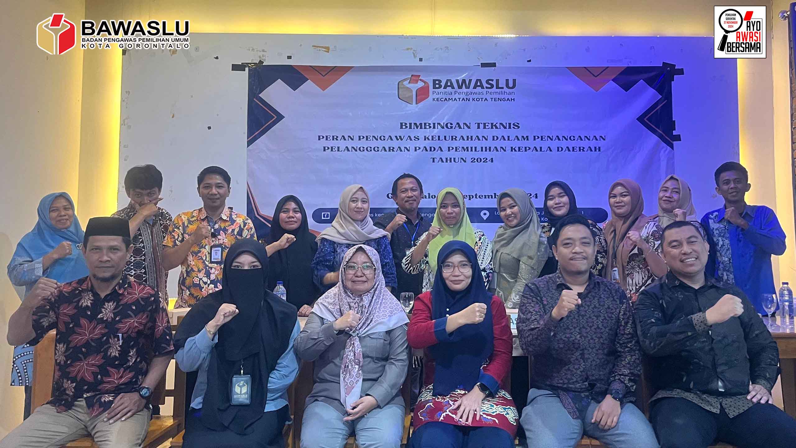 Foto bersama Anggota Bawaslu Kota Gorontalo Herlina Antu bersama jajaran Panwas Kecamatan dan Panwas Kelurahan se-Kecamatan Kota Tengah dalam kegiatan bimbingan teknis bagi Panwas kelurahan yang diselenggarakan oleh Panwas Kecamatan Kota Tengah, bertempat di R.M Pojok Rasa Kota Utara, Selasa (10/9/2024)