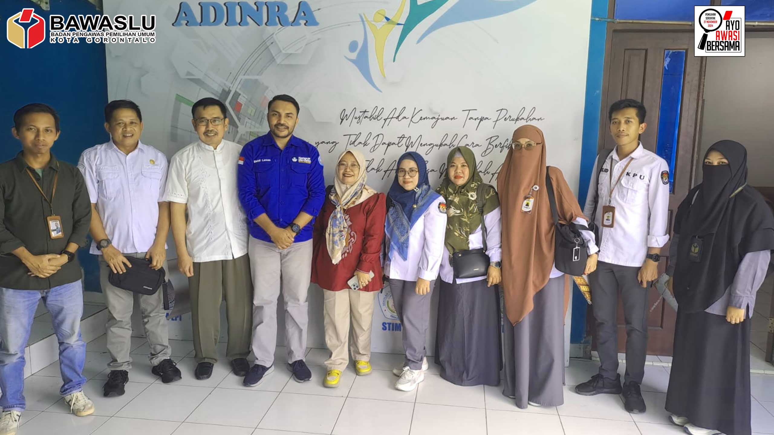 Anggota Bawaslu Kota Gorontalo Herlina Antu (tengah) lakukan pengawasan faktual verifikasi adminstrasi bakal pasangan calon Wali Kota dan Wakil Walikota Kota Gorontalo yang dilakukan oleh KPU Kota Gorontalo pada Senin (2/9/2024)