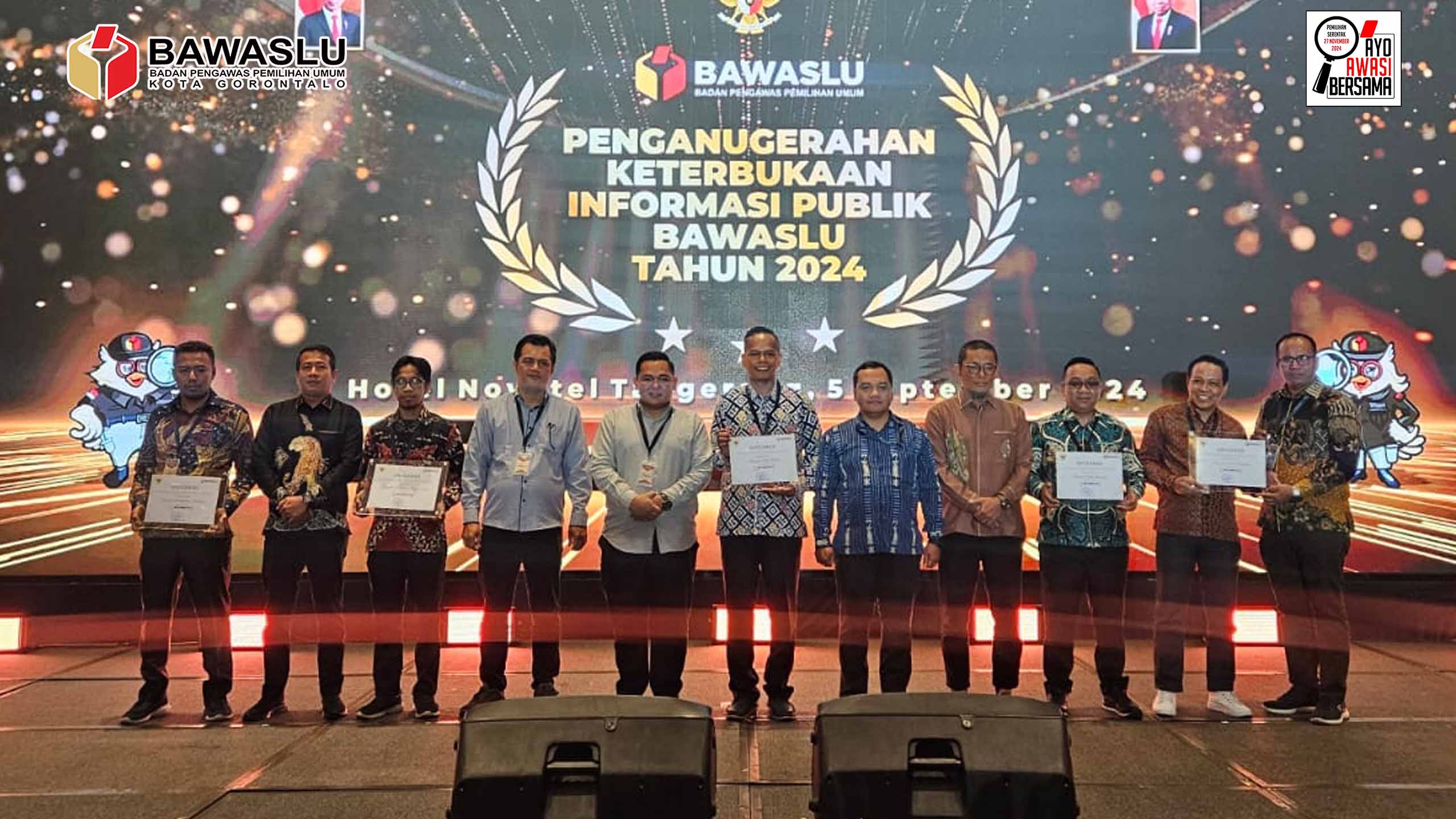 Ketua Bawaslu Kota Gorontalo Sukrin Saleh Taib saat menerima penghargaan keterbukaan informasi publik oleh Bawaslu RI bertempat di Novotel Hotel tangerang pada Kamis (5/9/2024)