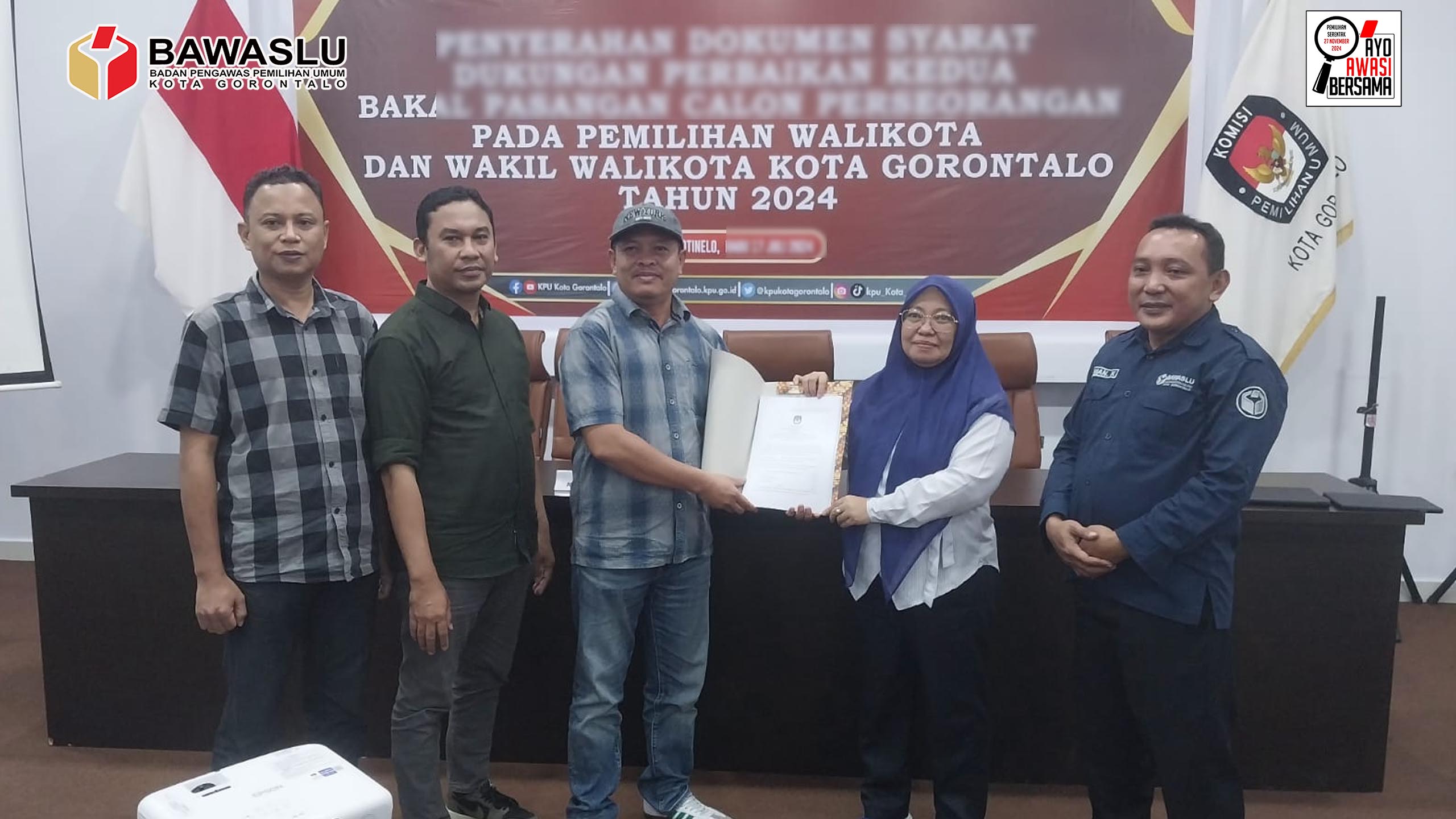 Anggota Bawaslu Kota Gorontalo Erman Katili dan Herlina Antu lakukan pengawasan secara melekat tahapan penyerahan hasil verifikasi administrasi syarat calon kepada LO/Bapaslon Walikota dan Wakil Walikota Kota Gorontalo bertempat di KPU Kota Gorontalo pada Kamis (5/9/2024).