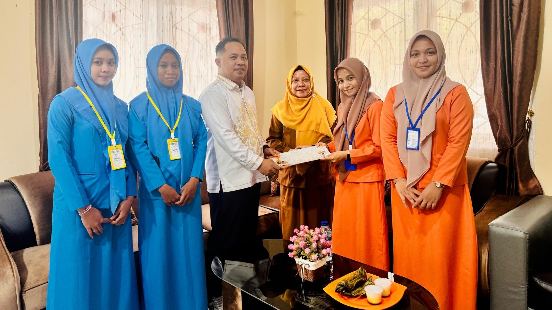 Koordinator Sekretariat Bawaslu Kota Gorontalo resmi melepas Siswa PKL SMK N 1 Gorontalo pada Senin (14/4/2025)