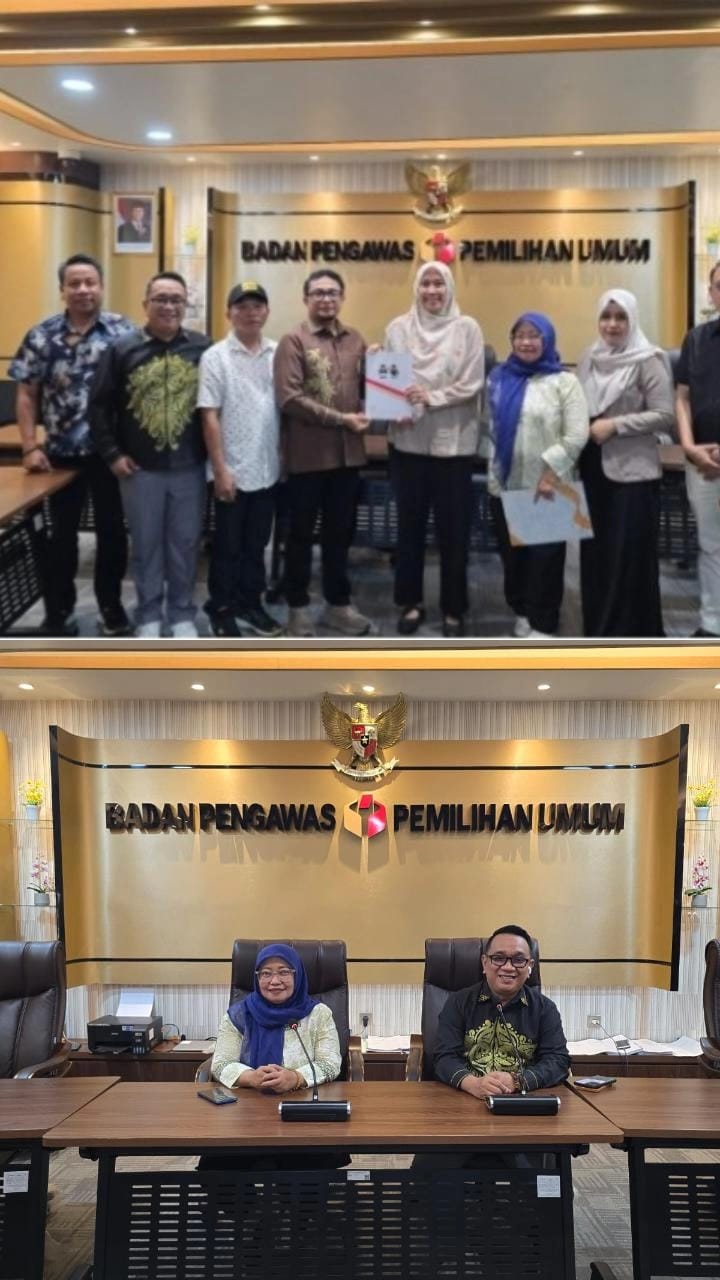 Bawaslu Kota Gorontalo ketika menyerahkan Laporan Evaluasi Program Jumat Sehati dan Jumpa Berlian Kepada Bawaslu RI