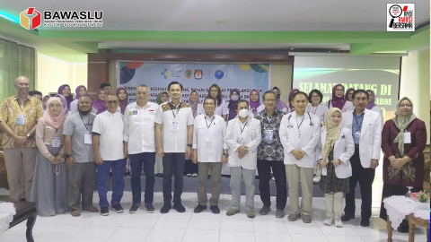 Foto bersama Tim pemeriksa Kesehatan dan bakal pasangan calon Gubernur dan Wakil Gubenur Provinsi Gorontalo, Bupati dan Wakil Bupati Kabupaten Pohuwato serta Walikota dan Wakil Walikota Kota Gorontalo bertempat di R.S Aloe Saboe pada Minggu (1/9/2024) 