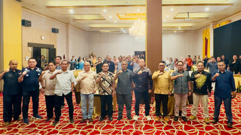 Foto bersama Penjabat Walikota Gorontalo, pimpinan OPD, Bawaslu Kota Gorontalo, camat dan lurah se-Kota Gorontalo