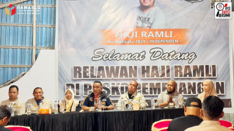 Penyampaian materi oleh Bawaslu terkait regulasi berkaitan dengan tahapan kampanye sebagai upaya pencegahan terjadinya pelanggaran pemilihan bertempat di Sektetariat tim pemenangan pasangan calon nomor urut 2 pada Minggu (6/10/2024)