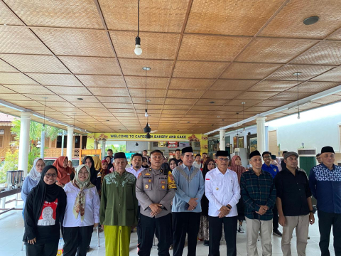 Foto bersama Anggota Bawaslu Kota Gorontalo Herlina Antu bersama Narsum dan Peserta Kegiatan sosialisasi dan pencanangan Desa/Kelurahan Anti politik uang yang diselenggarakan oleh pengurus wilayah Nahdlatul Ulama Gorontalo bertempat di Kedai Caffe sera, Jl Achmad Yani, Limba U I, Kecamatan Kota Selatan, Kota Gorontalo, Rabu (13/11/2024).