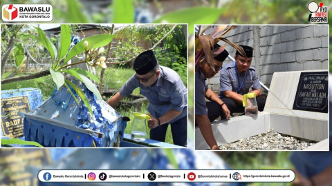 Ziarah ke maqam . Alm. Rauf Ali (Mantan Anggota Bawaslu Prov. Gorontalo)  Alm. Nasution Halada (Staf Bawaslu Kota Gorontalo/Kanan Foto)