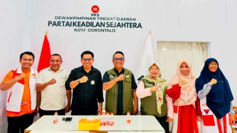 foto bersama pimpinan Bawaslu Kota Gorontalo dan fungsionaris DPC PKS Kota Gorontalo bertempat di kantor DPC PKS Kota Gorontalo pada Sabtu (20/6/2026)