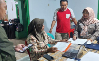 Anggota Bawaslu Kota Gorontalo Herlina Antu saat melakukan supervisi terkait persiapan pengawasan Rekap DPHP tingkat Kelurahan bertempat di Panwas Kecamatan Kota Barat pada Jumat (2/8)
