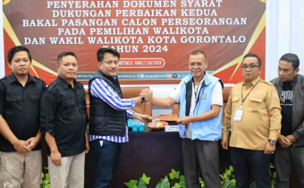 Ketua Bawaslu Kota Gorontalo Sukrin Saleh Taib awasi Tahapan penyerahan dokumen syarat dukungan perbaikan bakal pasangan calon perseorangan pada Pemilihan Walikota dan Wakil Walikota Tahun 2024 bertempat di Kantor KPU Kota Gorontalo (17/7/2024)