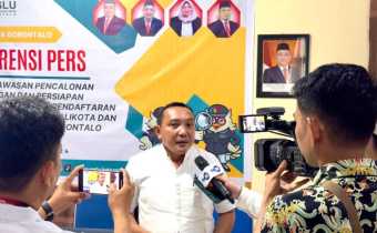 Anggota Bawaslu Kota Gorontalo Erman Katili saat diwawancarai oleh media bertempat di Kantor Bawaslu Kota Gorontalo pada Jumat (23/8/2024)