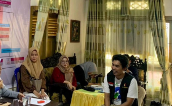 Anggota Bawaslu Kota Gorontalo Herlina Antu saat memberikan arahan terkait dengan pengawasan masa tanggapan DPS bertempat di Kantor Panwas Kecamatan Kota Selatan pada Senin (26/8/2024)