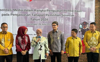 Foto bersama saat Anggota Bawaslu RI Lolly Suhenty (tengah) bersama Pejabat stuktural Sekretariat Jenderal Bawaslu RI, Anggota Bawaslu Provinsi Gorontalo, tenaga Ahli Bawaslu RI dan Pejabat Stuktural Sekretariat Bawaslu Provinsi Gorontalo bertempat di Roemah Marly pada Rabu (26/6)