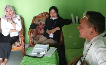 Anggota Bawaslu Kota Gorontalo Erman Katili saat melakukan monitoring Pengawasan Verfak pada Rabu (3/7/2024