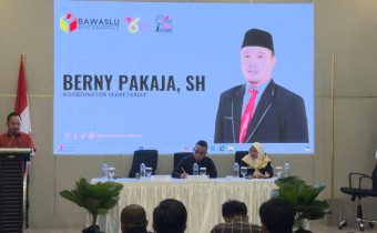 Koordinator Sekretariat Bawaslu Kota Gorontalo Berny Pakaja saat memberikan laporan kegiatan pada pelaksanaan sosialisasi Pengawasan Partisipatif kepada Media dan Pemantau Pemilu bertempat di Yulia Hotel Kota Gorontalo pada Sabtu (3/8)
