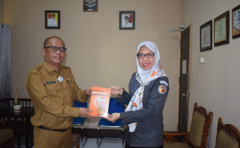 SELAIN KOORDINASI DATA PEMILIH, BAWASLU TURUT SERAHKAN SECARA SIMBOLIS BUKU KINERJA PENGAWASAN PEMILU 2019