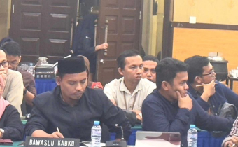 Anggota Bawaslu Kota Gorontalo (Kanan Foto) Herlina Antu hadiri rapat pleno terbuka rekapitulasi daftar Pemilih Sementara (DPS) tingkat Provinsi Gorontalo bertempat di Grand-Q Hotel Kota Gorontalo pada Sabtu (17/8/2024)
