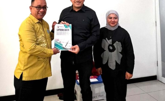 Ketua Bawaslu Kota Gorontalo Sukrin Saleh Taib didampingi staf Sekretariat Sampaikan Laporan Akhir Tahun Divisi Sumber Daya Manusia, Organisasi, dan Diklat Tahun 2024 bertempat di Kantor Bawaslu RI pada Kamis (25/7).