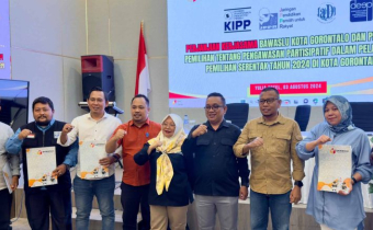 Foto Bersama Bawaslu Kota Gorontalo dan beberapa Lembaga Pemantau Pemilu pasca penandatanganan MoU terkait Pengawasan Partisipatif dalam Pemilihan serentak 2024 bertempat di bertempat di Hotel Yulia Kota Gorontalo pada Sabtu (3/8/2024).