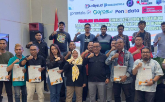 Foto Bersama Bawaslu Kota Gorontalo dan Media pasca penandatanganan MoU terkait publikasi pengawasan dalam Pemilihan serentak 2024 bertempat di bertempat di Hotel Yulia Kota Gorontalo pada Sabtu (3/8/2024).