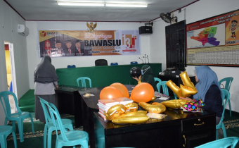 JELANG HUT BAWASLU, SEKRETARIAT ANTUSIAS DEKORASI RUANGAN ACARA