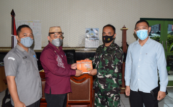 TAK HANYA KOORDINASI, BAWASLU KOTA GORONTALO SERAHKAN SECARA RESMI BUKU AKTUALITA PENGAWASAN KEPADA DANDIM 1304 KOTA GORONTALO