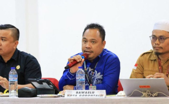 Koordinator Sekretariat Bawaslu Kota Gorontalo Berny Pakaja (Tengah) hadiri rapat koordinasi penyusunan daftar pemilih di lokasi khusus pada penyelenggaraan Pilkada 2024 yang diselenggarakan oleh KPU Kota Gorontalo bertempat di Damhil Hotel Kota Gorontalo pada Kamis (18/7/2024).
