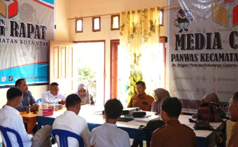 Koordinator Sekretariat Bawaslu Kota Gorontalo saat melakukan supervisi di Sekretariat Panwas Kecamatan Kota Utara pada Senin (5/8)
