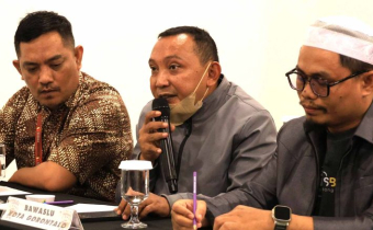 Anggota Bawaslu Kota Gorontalo Erman Katili (Tengah) saat menyampaikan hasil pengawasan dan tindaklanjut saran perbaikan Bawaslu Kota Gorontalo pada tahapan Verifikasi faktual kedua, Fox Hotel (10/8/2024)
