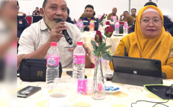 Anggota Bawaslu Kota Gorontalo Herlina Antu dan Katili lakukan pengawasan melekat tahapan rekapitulasi dan penetapan daftar pemilih sementara (DPS) pada Pemilihan serentak 2024 bertempat di Hotel Fox Kota Gorontalo, Minggu (11/8/2024).