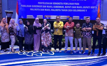 Foto bersama Bawaslu Provinsi Gorontalo dan Bawaslu Kabupaten/Kota se-Provinsi Gorontalo saat mengikuti Rakernis Penyelesaian Sengketa Gelombang V bertempat di Makassar pada Jumat (9/8/2024