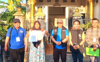 Ketua Bawaslu Kota Gorontalo Sukrin Saleh taib bersama tim fasilitasi pengawasan pencalonan saat melakukan monitoring pengawasan tahapan verifikasi faktual pada Minggu (30/6)