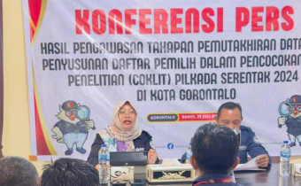Anggota Bawaslu Kota Gorontalo Herlina Antu saat memaparkan beberapa catatan hasil pengawasan pada tahapan coklit pada kegiatan konferensi pers bertempat di Kantor Bawaslu Kota Gorontalo pada Kamis (25/7)