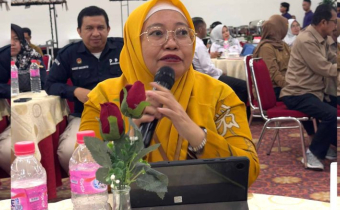 Anggota Bawaslu Kota Gorontalo Herlina Antu saat menghadiri tahapan rapat pleno terbuka rekapitulasi dan penetapan daftar pemilih sementara (DPS) pada Pemilihan serentak 2024 yang diselenggarakan oleh KPU Kota Gorontalo bertempat di Hotel Fox Kota Gorontalo, Minggu (11/8/2024).