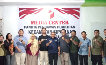 Foto Bersama Anggota Bawaslu Kota Gorontalo Erman Katili (Tengah) dengan Jajaran Panwas Kecamatan Sipatana serta Panwas Kelurahan se-Kecamatan Sipatana pada Kamis (8/8) Kota Gorontalo-Isu krusial terkait pemilih ti