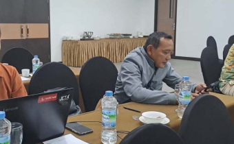 Anggota Bawaslu Kota Gorontalo Erman Katili dan staf Mohamad Fahmi Kasim ikuti kegiatan Rapat Kerja Strategi Penanganan Pelanggaran Pemilihan Tahun 2024 Wilayah Sulawesi, Nusa Tenggara, Bali dan Maluku yang diselenggarakan oleh Bawaslu RI di Kendari (Sulawesi Tenggara) pada Senin (15/07/2024)
