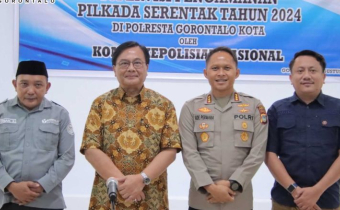 Foto Bersama Anggota Bawaslu Kota Gorontalo Erman katili bersama Anggota Kompolnas Benny Jozua Mamoto, Kapolresta Gorontalo Kota Ade Permana dan Ketua KPU Kota Gorontalo Mario S. Nurkamiden bertempat di Kantor Polresta Gorontalo Kota, Selasa (13/8/2024)