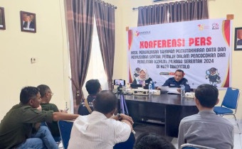 Anggota Kota Gorontalo Erman Katili, Anggota Bawaslu Kota Gorontalo Herlina Antu gelar konferensi pers hasil pengawasan tahapan pemutakhiran data dan penyusunan daftar pemilih subtahapan pencocokan dan penelitian (Coklit) dalam Pemilihan Serentak Tahun 2024 bertempat di Kantor Bawaslu Kota Gorontalo pada Kamis (25/7/2024)