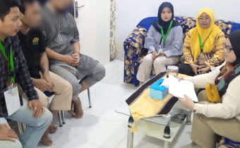Anggota Bawaslu Kota Gorontalo Herlina Antu (jiilbab kuning) bersama jajaran panwas Kecamatan Kota Timur saat melakukan pengawasan langsung tahapan verifikasi faktual bertempat di Lapas Kelas IIA pada Kamis (4/7/2024)