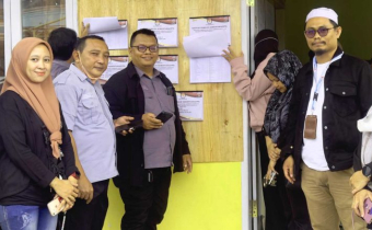 Anggota Bawaslu Kota Gorontalo Erman Katili bersama tim saat melakukan monitoring pengawasan Panwascam dan Panwas Kelurahan di tempat pengumuman DPS Kelurahan Pulubala Kecamatan Kota Tenga, Selasa (20/8/2024)