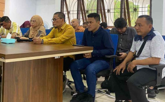 Anggota Bawaslu Kota Gorontalo Erman katili (foto ujung kiri gambar) saat melakukan koordinasi bersama PTTUN Manado yang juga dihadiri oleh unsur pimpinan Bawaslu Provinsi Gorontalo dan Bawaslu Kabupaten/Kota se-Provinsi Gorontalo pada Jumat (28/6) bertempat di Kantor PTUN Manado