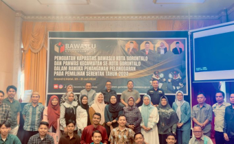 Foto bersama Penutupan kegiatan penguatan kapasitas penanganan pelanggaran bagi Panwas kecamatan se-Kota Gorontalo bertempat di Grand-Q Hotel Kota Gorontalo pada Minggu (21/7).