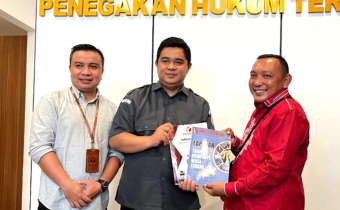 Penyerahan laporan akhir Sentra Gakkumdu pada Pemilu 2024 oleh ketua Bawaslu Kota Gorontalo Sukrin Saleh Taib (tengah) bertempat di Kantor Bawaslu RI pada Jumat (19/7)