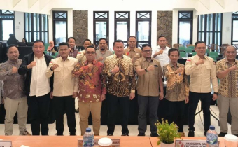 Foto bersama Bawaslu Provinsi dan Bawaslu Kabupaten/Kota se-Provinsi Gorontalo dalam kegiatan rapat penguatan kelembagaan bertempat di Villa Kencana Boalemo pada Senin (8/7)