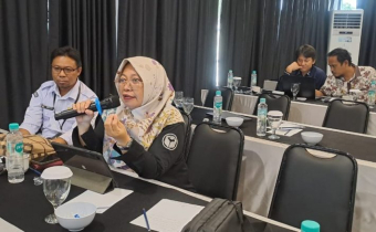 Anggota Bawaslu Kota Gorontalo Herlina Antu sampaikan hasil pengawasan yang ditemukan di lapangan, pada pelaksanaan kegiatan yang diselenggarakan oleh KPU Provinsi Gorontalo bertempat di Oceana resort Kota Gorontalo, Kamis 25/07/2024