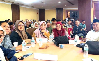 Anggota Bawaslu Kota Gorontalo Herlina Antu (Tengah) saat menghadiri kegiatan rakornas evaluasi kehumasan bertempat di Jakarta pada Senin (1/7)