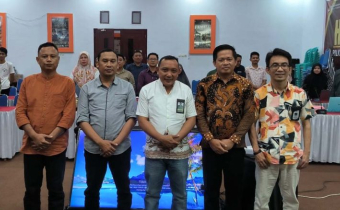 Foto bersama Anggota Bawaslu Kota Gorontalo dan jajaran KPU Kota Gorontalo pada kegiatan rapat koordinasi persiapan pelaksanaan rekapitulasi hasil verifikasi factual (Verfak) dokumen syarat dukungan bakal calon perseorangan Walikota dan Wakil Walikota Kota Gorontalo di tingkat Kecamatan se-Kota Gorontalo bertempat di Kantor KPU Kota Gorontalo pada Jumat (5/7)