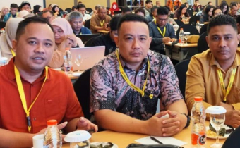 Koordinator Sekretariat Bawaslu Kota Gorontalo Berny Pakaja (Kanan Foto) dan staf pelaksana Boby Saipi dan Rofiudin Jr Tilome saat mengikuti kegiatan Rapat Integrasi dan verifikasi data pengawas pemilu adhoc untuk pemilihan tahun 2024 gelombang II bdertempat di Wyndham Hotel Surabaya pada Kamis (4/7/2024