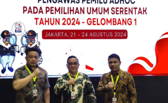 Ketua Bawaslu kota Gorontalo Sukrin Saleh Taib didampingi staf Bobby Saipy dan Rofiudin Jr Tilome Hadiri rapat integrasi serta validasi data pengawas ad hoc pada Pemilihan Umum serentak 2024. bertempat di Hotel Grand Sahid Jaya, 21 Agustus 2024.